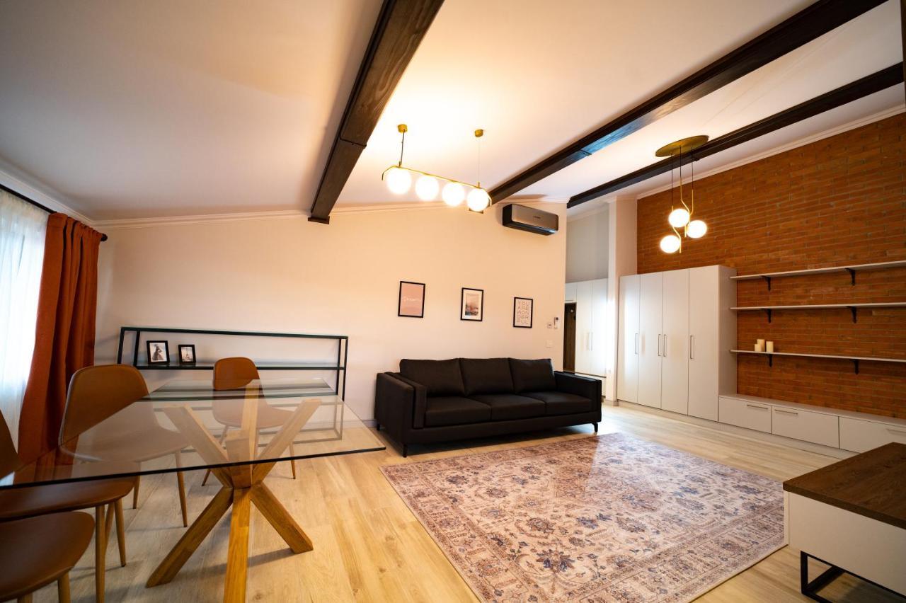 First Apartments Focşani Extérieur photo