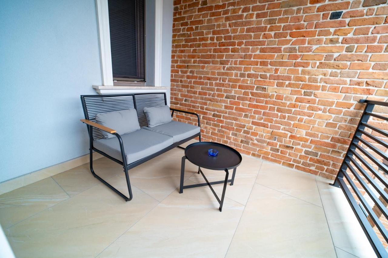 First Apartments Focşani Extérieur photo