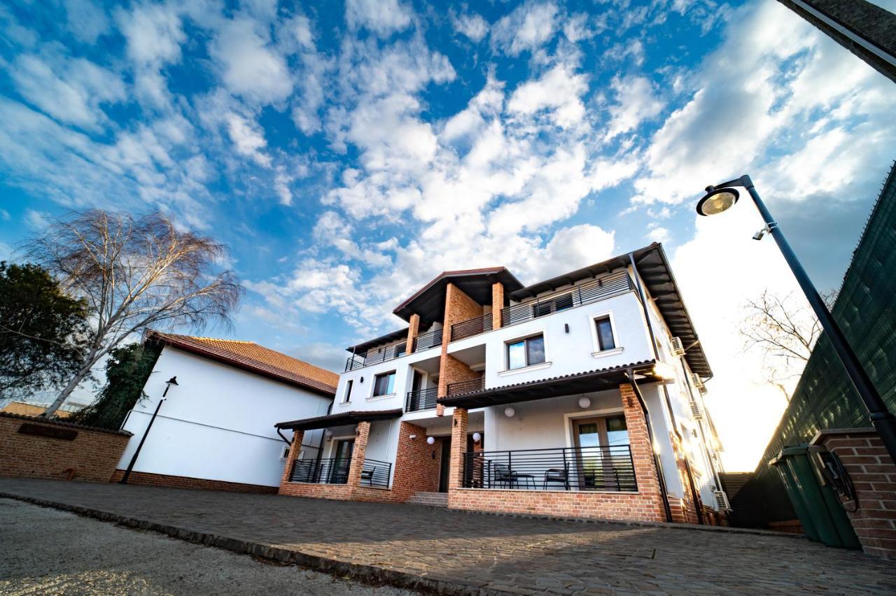 First Apartments Focşani Extérieur photo