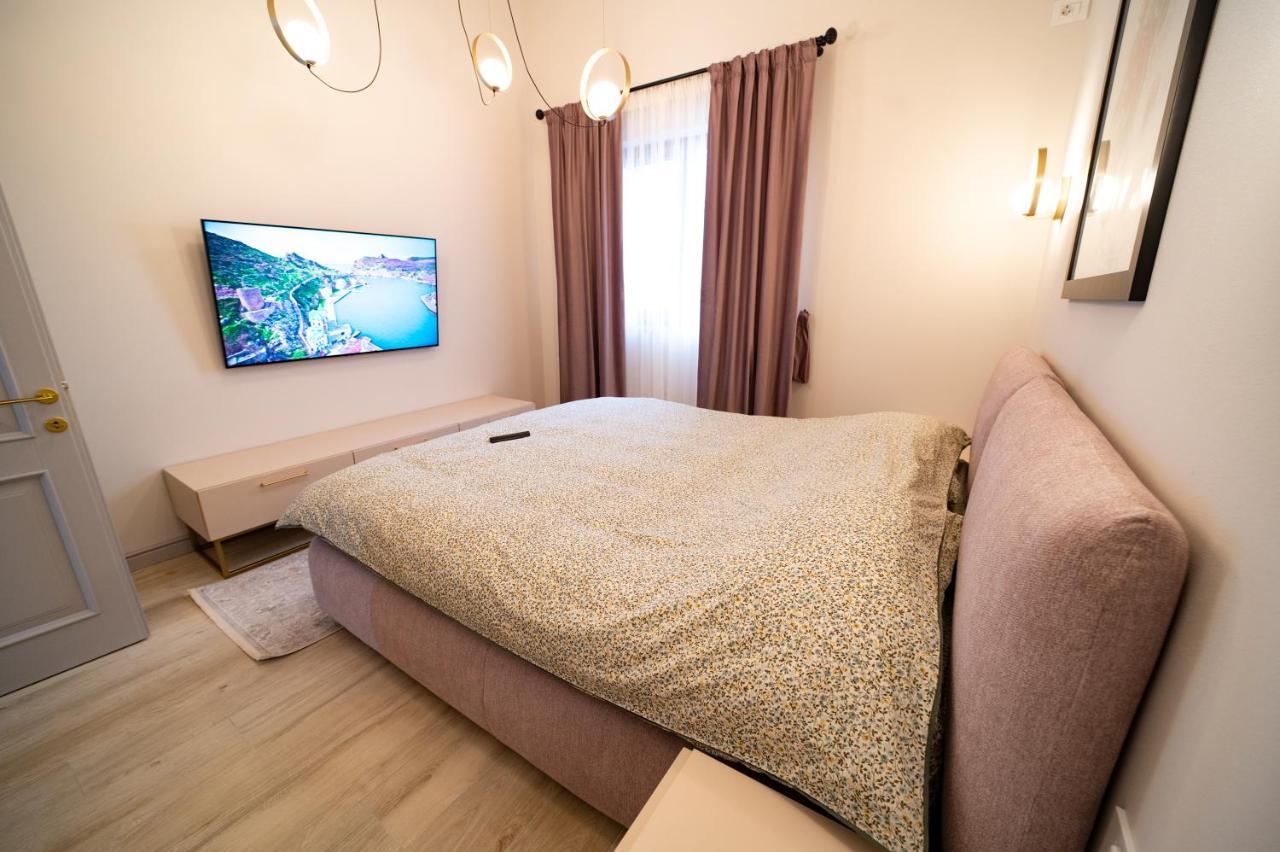 First Apartments Focşani Extérieur photo