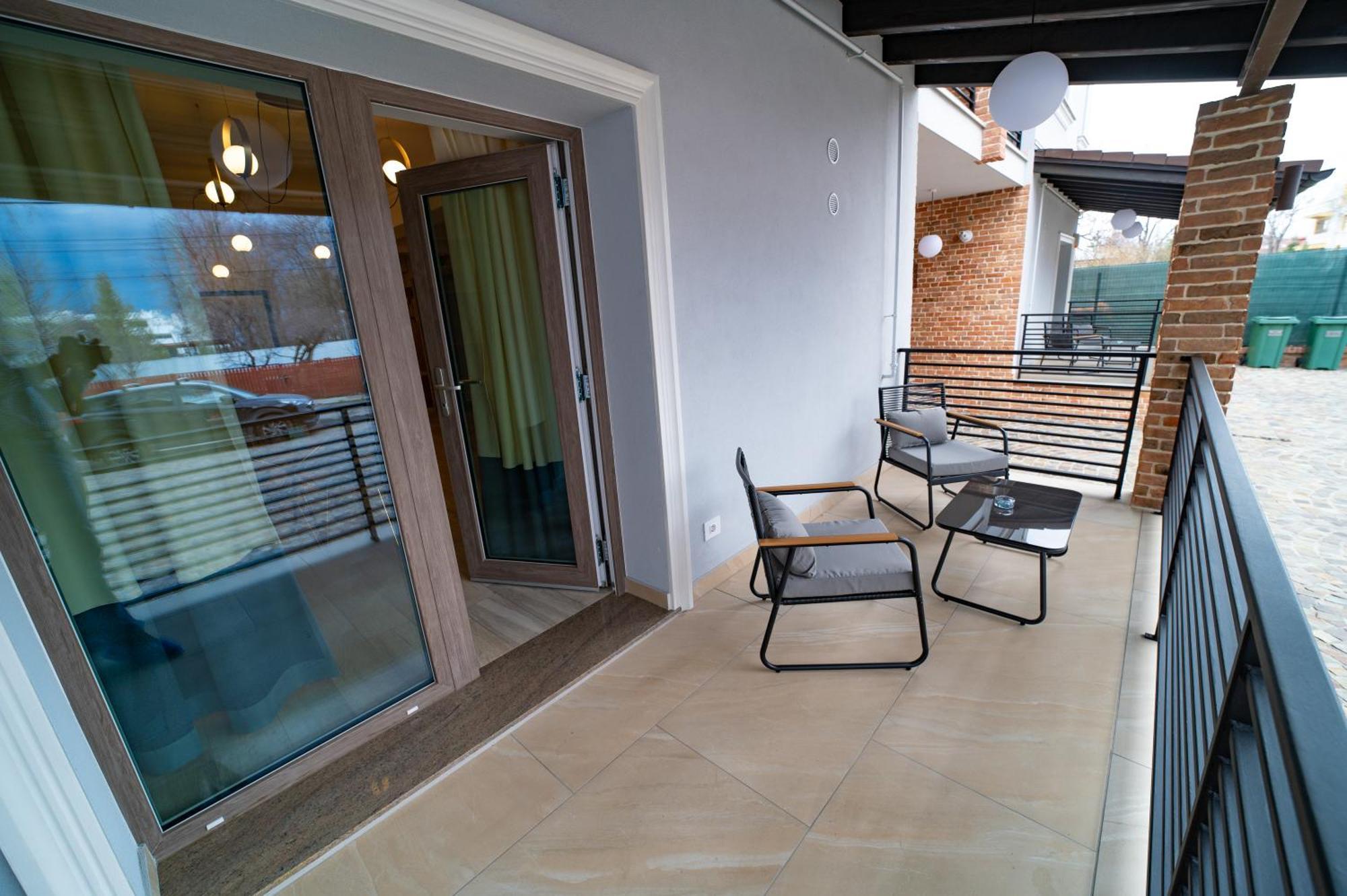 First Apartments Focşani Extérieur photo